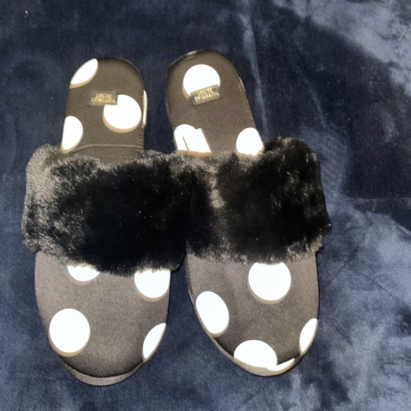 NWT Victoria’s Secret, size Medium (7-8) black and white Polk dot slippers! - Picture 3 of 6